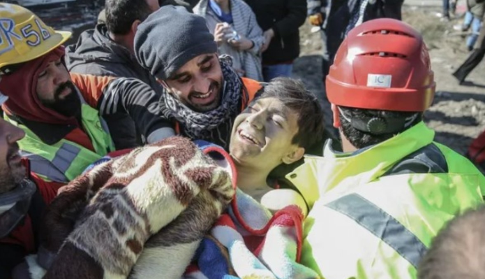 Тинејџер извлечен жив од урнатините 56 часа по земјотресот