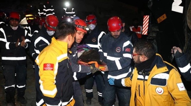По цели 39 часа 10-годишно девојче спасено од под урнатините од силниот земјотрес што ја погоди Турција