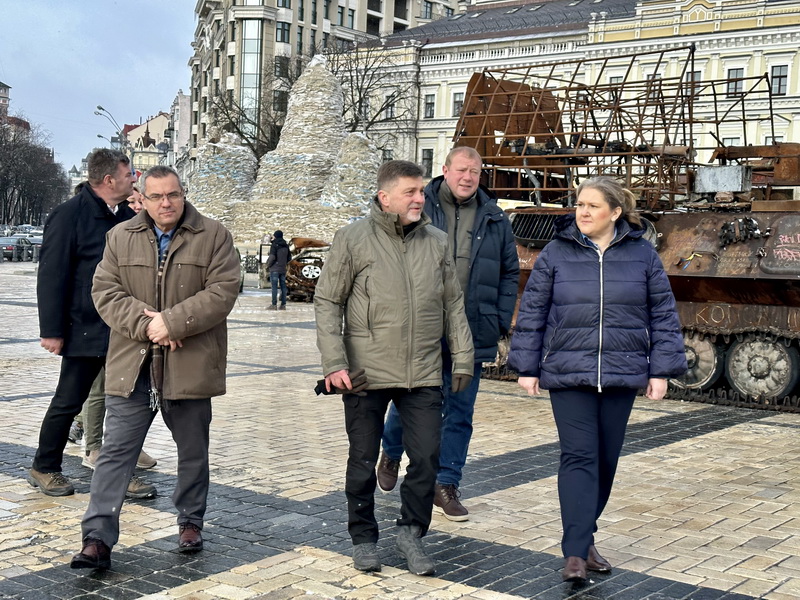 Министерката за одбрана Петровска утрово пристигна во посета на Украина