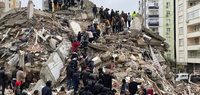 Потрагата по преживеани и жртви од земјотресот што ја потресе Турција е прекината