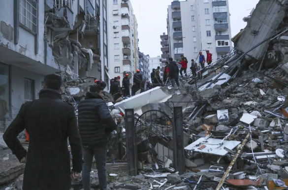 (ФОТО) Најсилен земјотрес во Турција во последните 80 години, спасувачките екипи се на терен