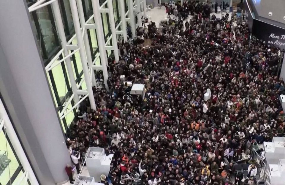 (ВИДЕО) Аеродромот во Истанбул преполн со волонтери!