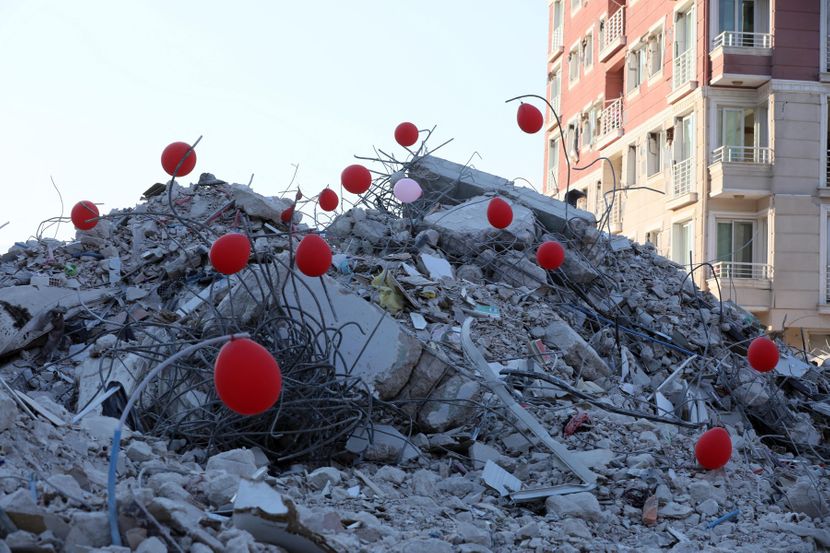 Шарени балони лебдат над рушевините во Турција