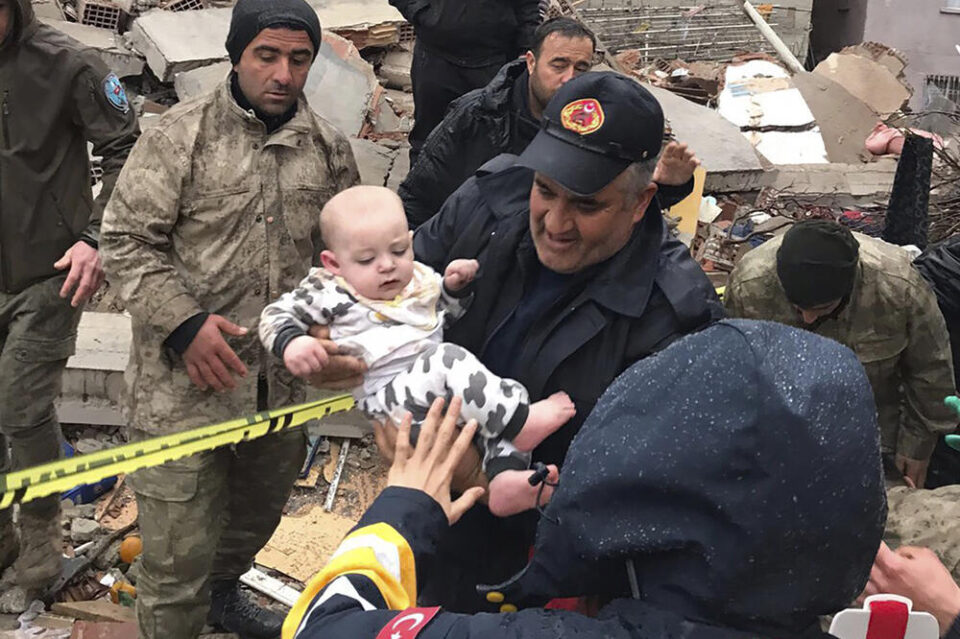 (ФОТО) Бебе извлечено од урнатините од разорниот земјотрес