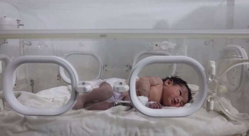 (ВИДЕО) Спасено новороденче од под урнатините во Сирија