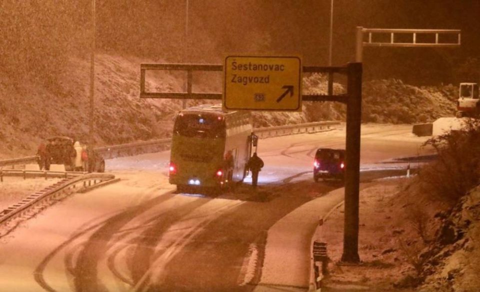 (ВИДЕО) Снегот предизвика хаос во Хрватска: Далмација отсечена, луѓе спиеја во автомобили