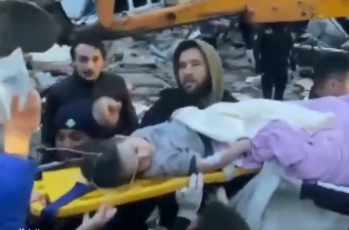 (ВИДЕО) Се спасуваат деца од под урнатините во повеќе градови во Турција и Сирија