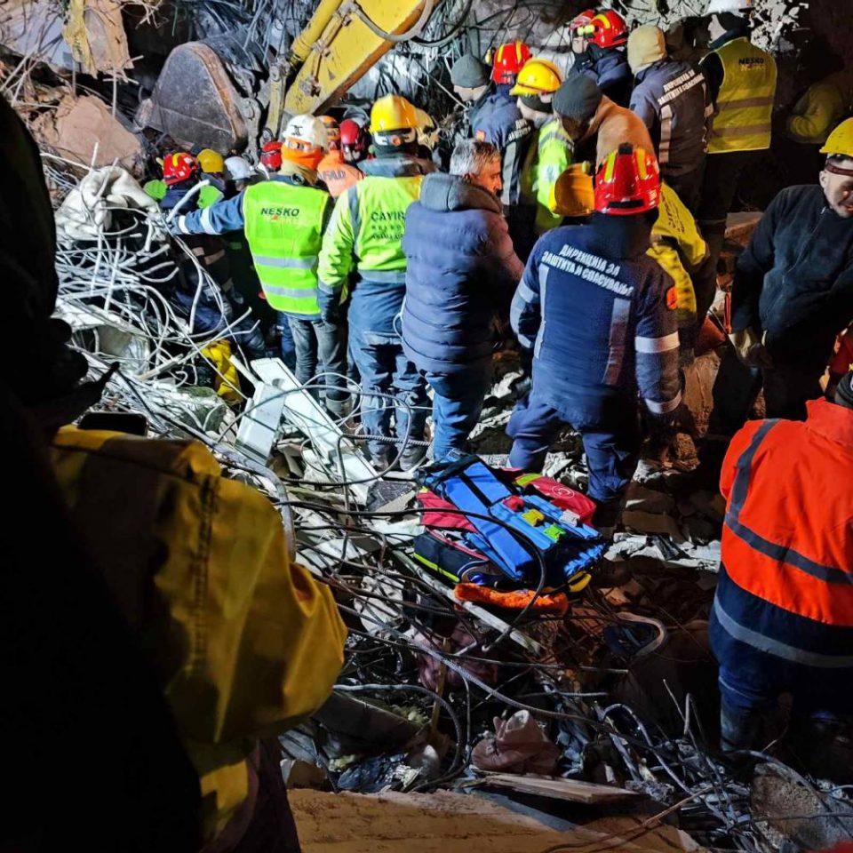 Припадници на ДЗС излекоа жива жена од урнатините во турскиот град Адијаман