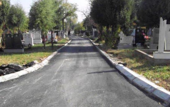Штипјанец украл кола во Куманово и ја забил во надгробна плоча на градските гробишта