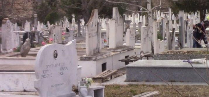 Оштетиле надгробни споменици на гробиштата во Кочани, полицијата трага по сторителите