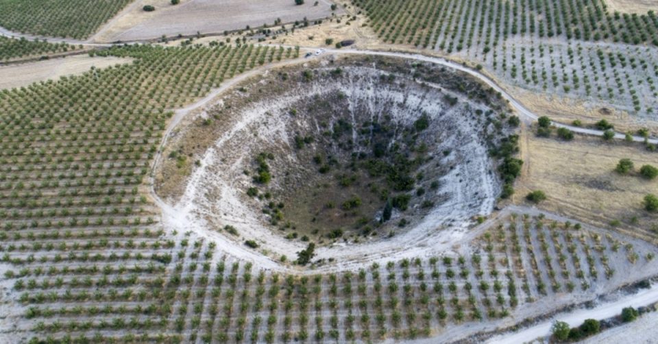(Видео) Огромен кратер се формира во Турција
