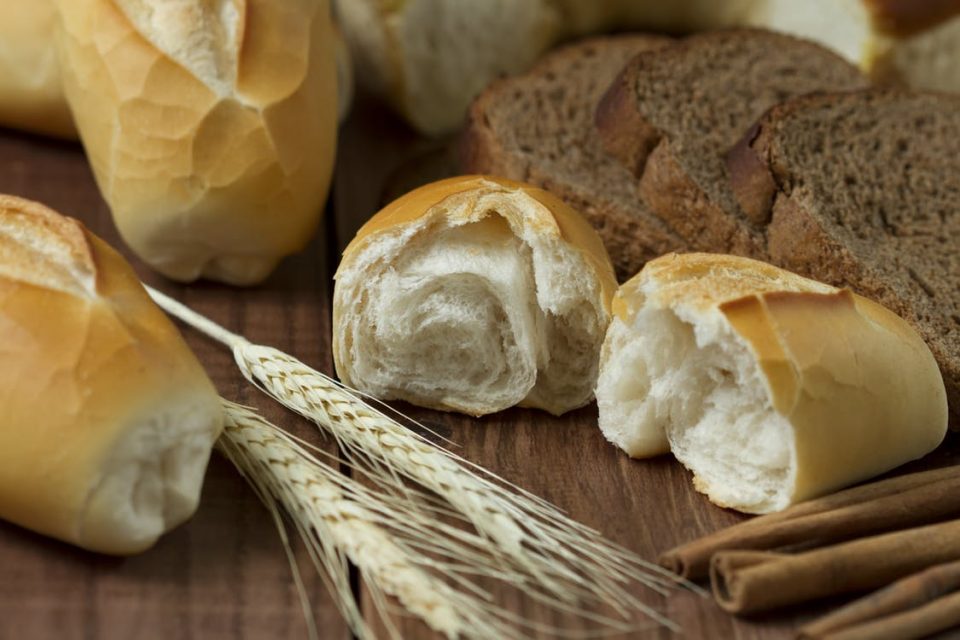 Владата ја замрзна цената на лебот на 33 денари и ја укина субвенционираната цена на струјата за компаниите