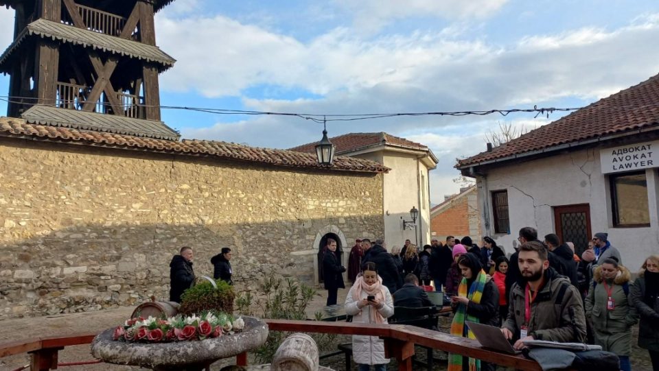 Полицијата го ограничува движењето на новинарите пред црквата Свети Спас