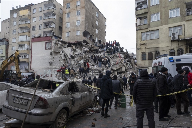 (ВОЗНЕМИРУВАЧКО ВИДЕО) Снимки од уривање згради во Турција