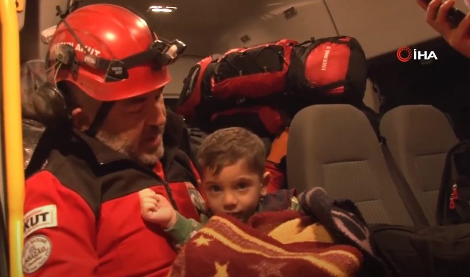 (ВИДЕО) Мајка и тригодишниот син извлечени живи од под рушевините по 47 часа