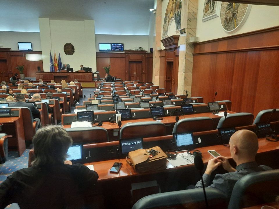 ВМРО-ДПМНЕ: (ФОТО) Левица направи кворум за владина реконструкција, го спасува Ковачевски и Ахмети од бламирање