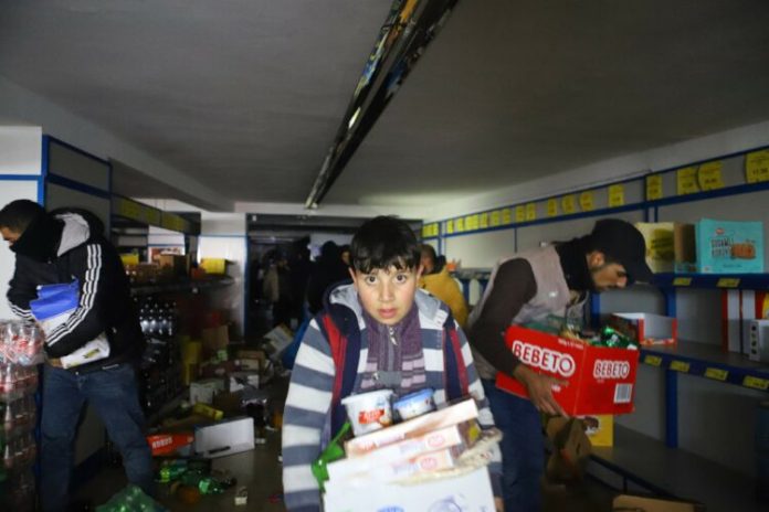 (ВИДЕО) Граѓани погодени од земјотресот во Турција во очај ограбуваат продавници