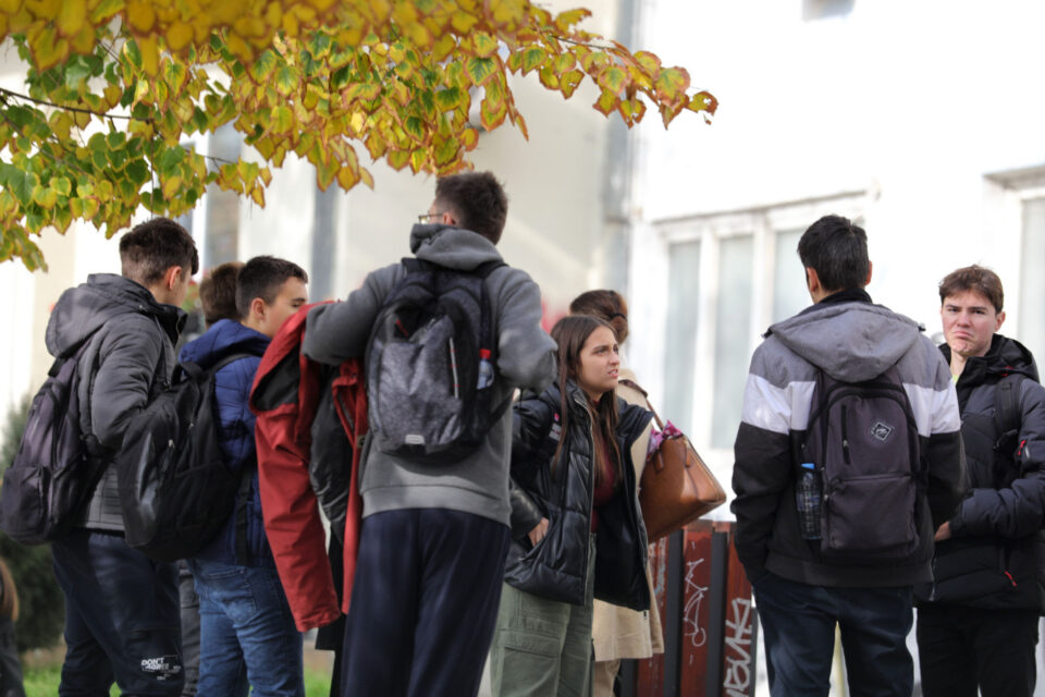 Се евакуираат училиштата во Скопје – нови дојави за бомби