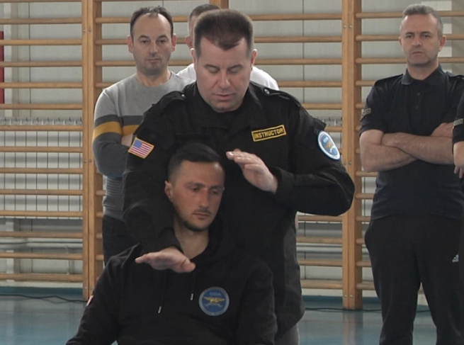 Експерт од SWАT ги обучуваше полицајците од Гостивар и Тетово за специјални интервенции