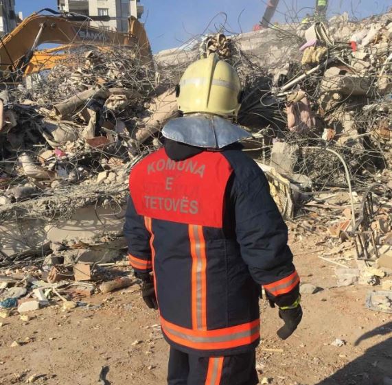 Тежок ден за тетовските пожарникари: Утрово од урната зграда во Турција извадиле дваесетина загинати