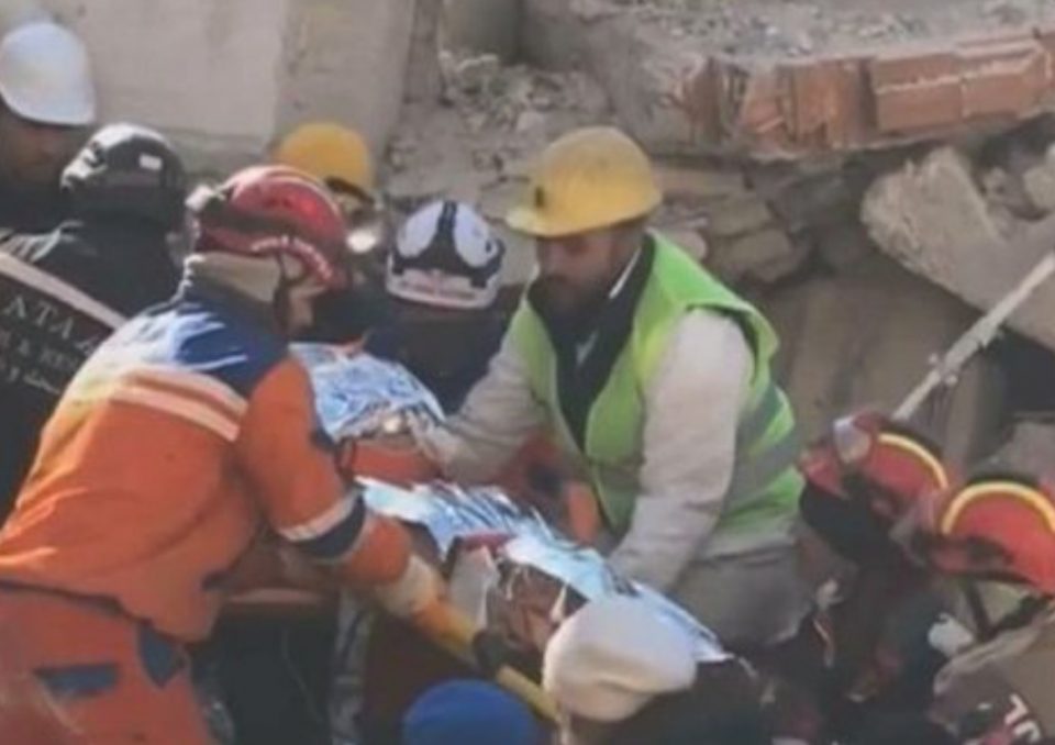 (ВИДЕО) Девојка спасена по 201 час поминат под урнатините