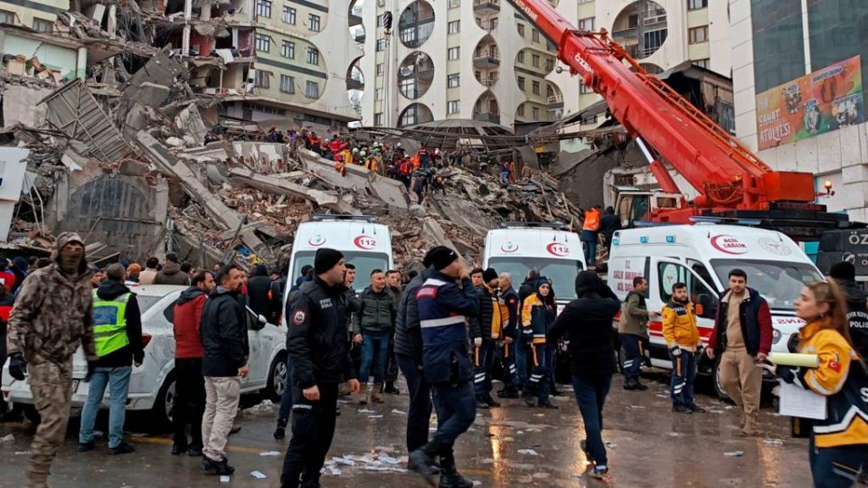 (ВИДЕО) Згради се рушат при ТВ вклучување во живо, страшни снимки од вториот силен земјотрес во Турција
