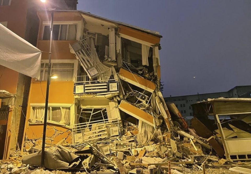 Затрупани луѓе и урнати згради, најмалку осум повредени во новиот земјотрес во Турција