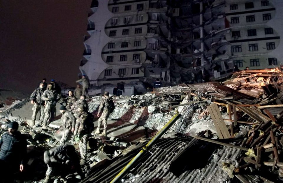 Бројот на жртвите во земјотресите во Турција и Сирија се доближи до 24.000
