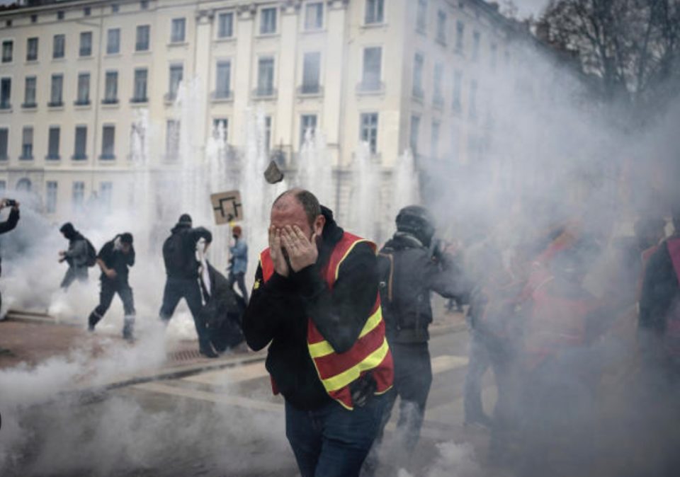 (ВИДЕО) Протестите стануваат сѐ понасилни: Што се случува во Франција?