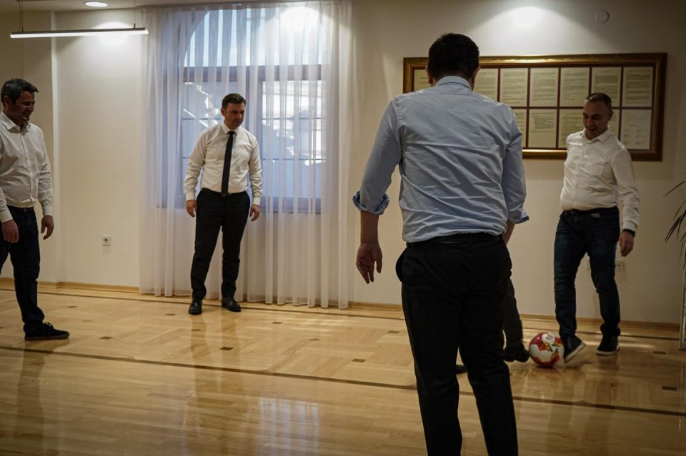 ВМРО-ДПМНЕ: Колку повеќе Артан и дружината си играат фудбал, толку повеќе Македонија е сиромашна