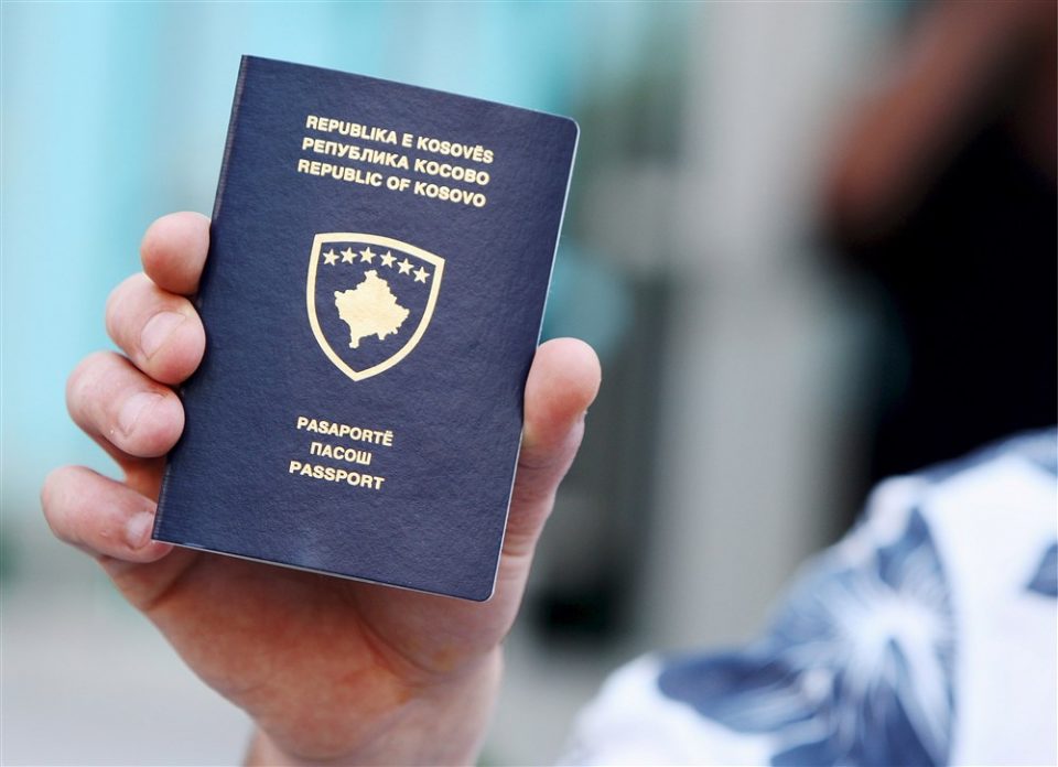 Приштина одбројува: Србите имаат осум месеци да ги заменат пасошите!