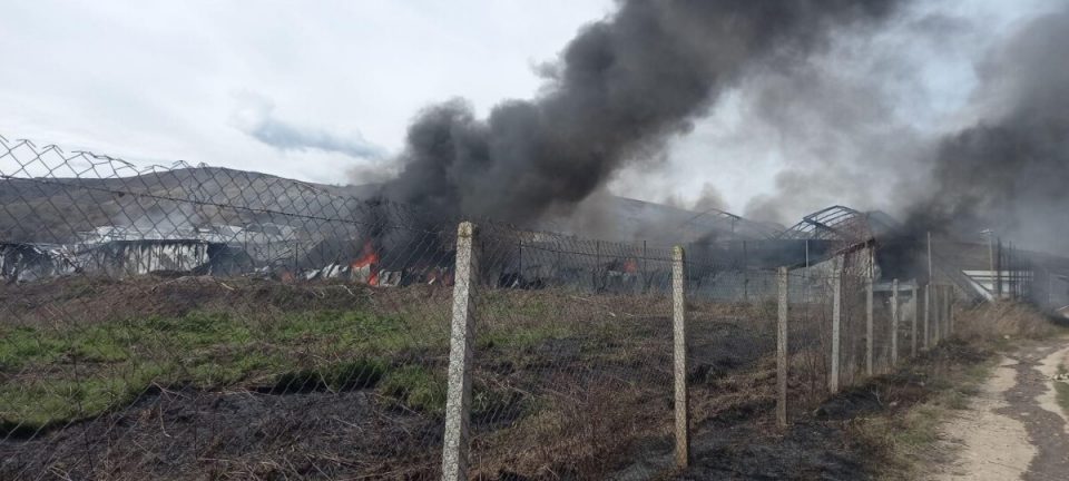 Ставен под контрола пожарот во фабриката за марихуана во Росоман