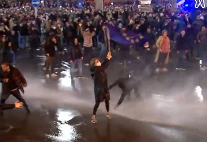 (ВИДЕО) Продолжува хаосот во Тбилиси, демонстрантите поставија барикади