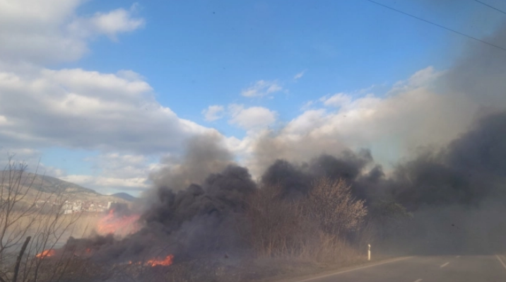 Пожар покрај магистралниот пат Кочани-Виница