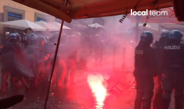 (ВИДЕО) Хаос на улиците во Неапол: Центарот во пламен заради германските навивачи