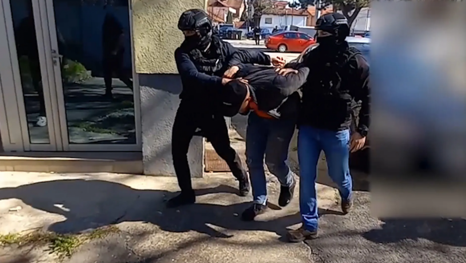 Филмско апсење на патарина Тетово – Гостивар: Пробале да бегаат, полицијата пукала во тркала