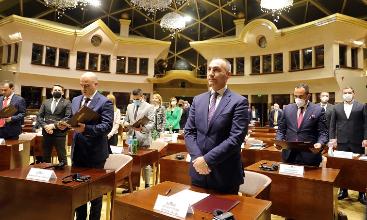 Ковачевски и Груби се во паника, 10 пратеници од власта нема да гласаат за уставни измени, 9 не сакаат, еден бара пари