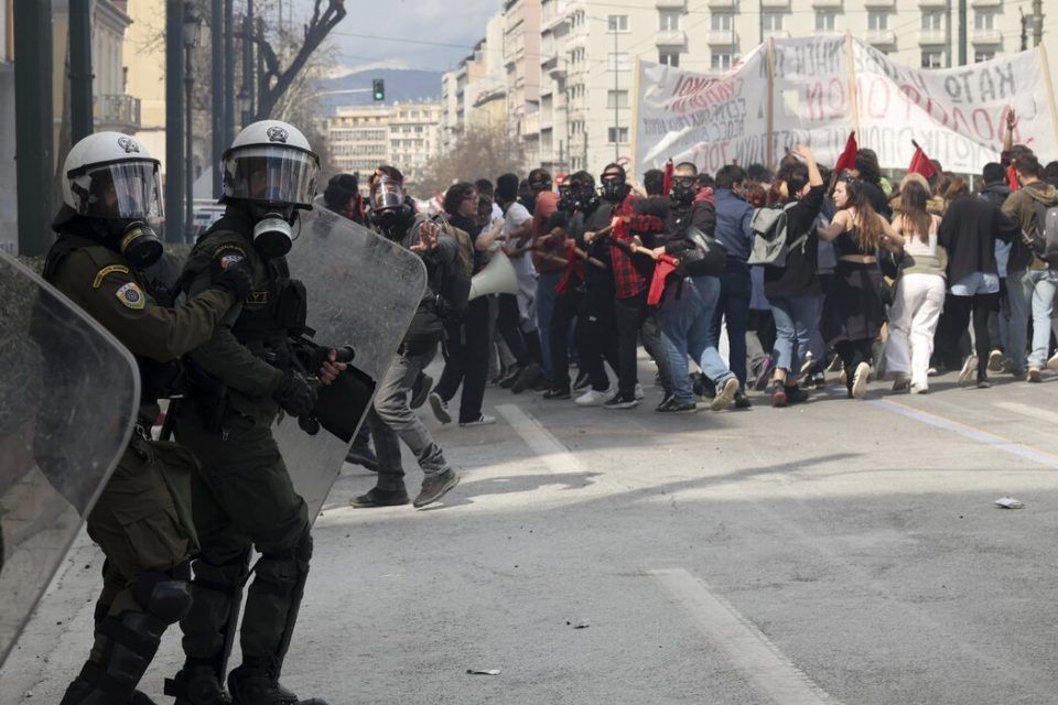 (ВИДЕО) Во Атина дојде до судири меѓу демонстрантите и полицијата
