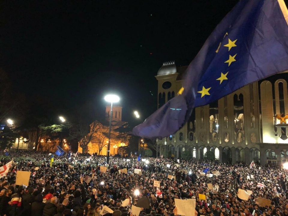 Продолжува тензијата во Грузија: Демонстрантите со две барања
