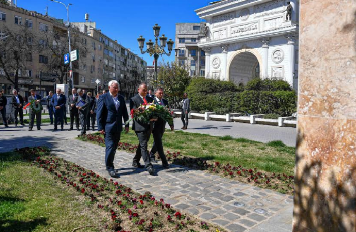 Владина делегација положи цвеќе во чест на бранителите по повод 22 години од настаните кај тетовско Кале