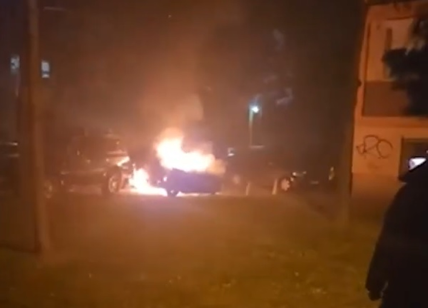 (ВИДЕО) Запален паркиран автомобил во близина на „Илинденска“