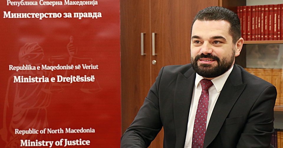 Министерот Лога бара да се внесе и албанскиот јазик во Уставот, но Бугарите се приоритет