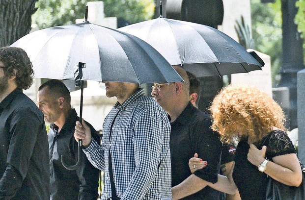 (ФОТО) Kaко во мафијашки филмови: На погребот на Ранко Ескобар се носеа панцирни чадори