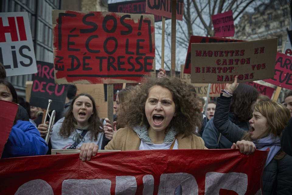 Пензиските протести низ Франција продолжуваат, Макрон одбива да отстапи