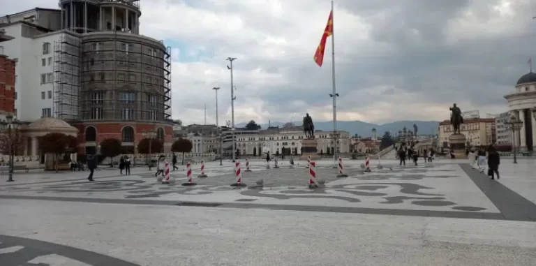Град Скопје демантира: Нема пропаднат камион на плоштадот „Македонија“