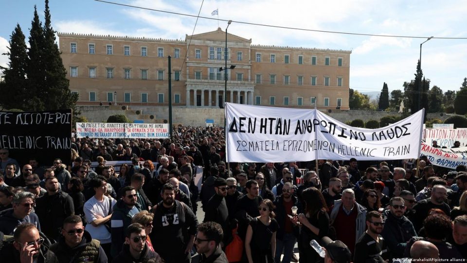 Десетици илјади се собраа за да побараат правда по несреќата на грчкиот воз
