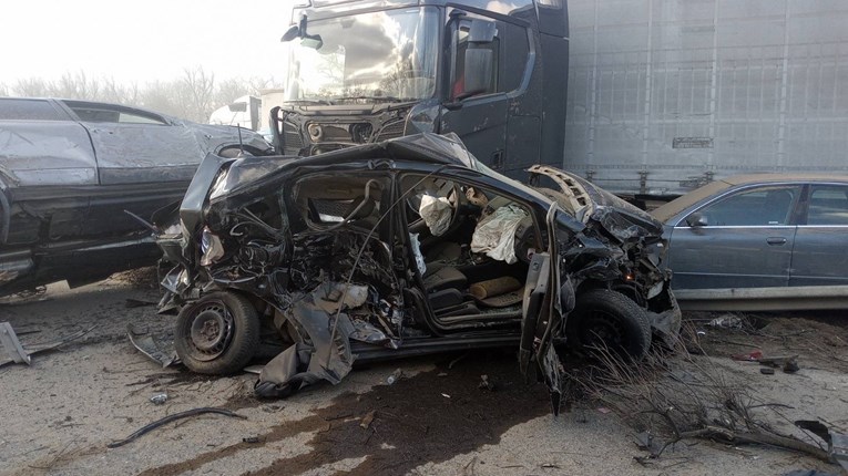 Камион се преврте и влета во двор: Тешка сообраќајка на патот Чачак – Кралево