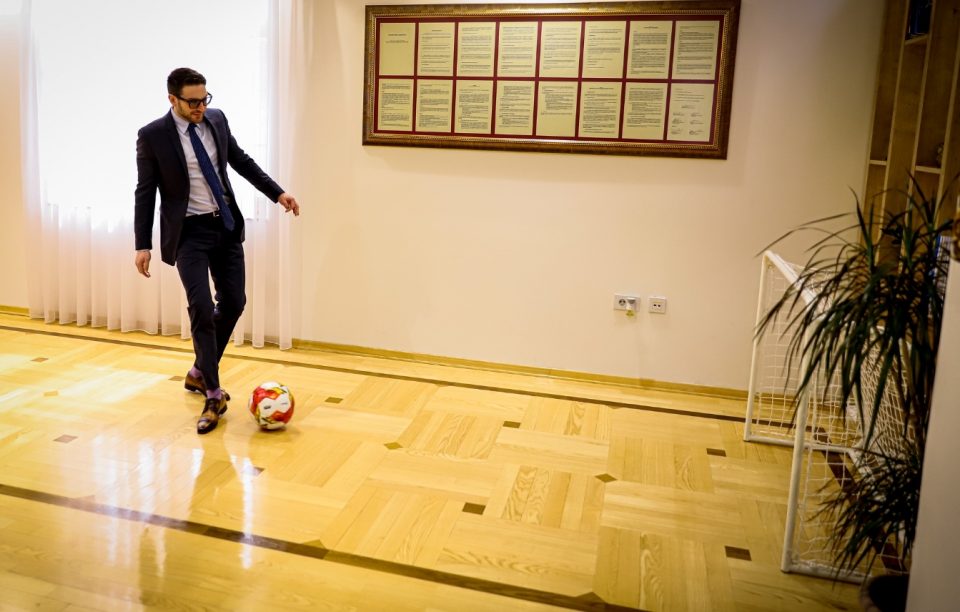 (ФОТО) И Сорос игра фудбал во кабинетот на Груби