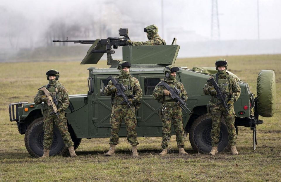 Србија ја отповика борбената готовност на своите војници како олеснување на тензиите со Косово