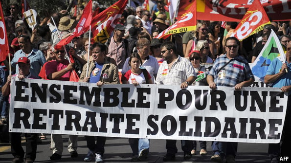 Штрајковите во Франција се шират додека синдикатите ја интензивираат борбата за пензиските реформи